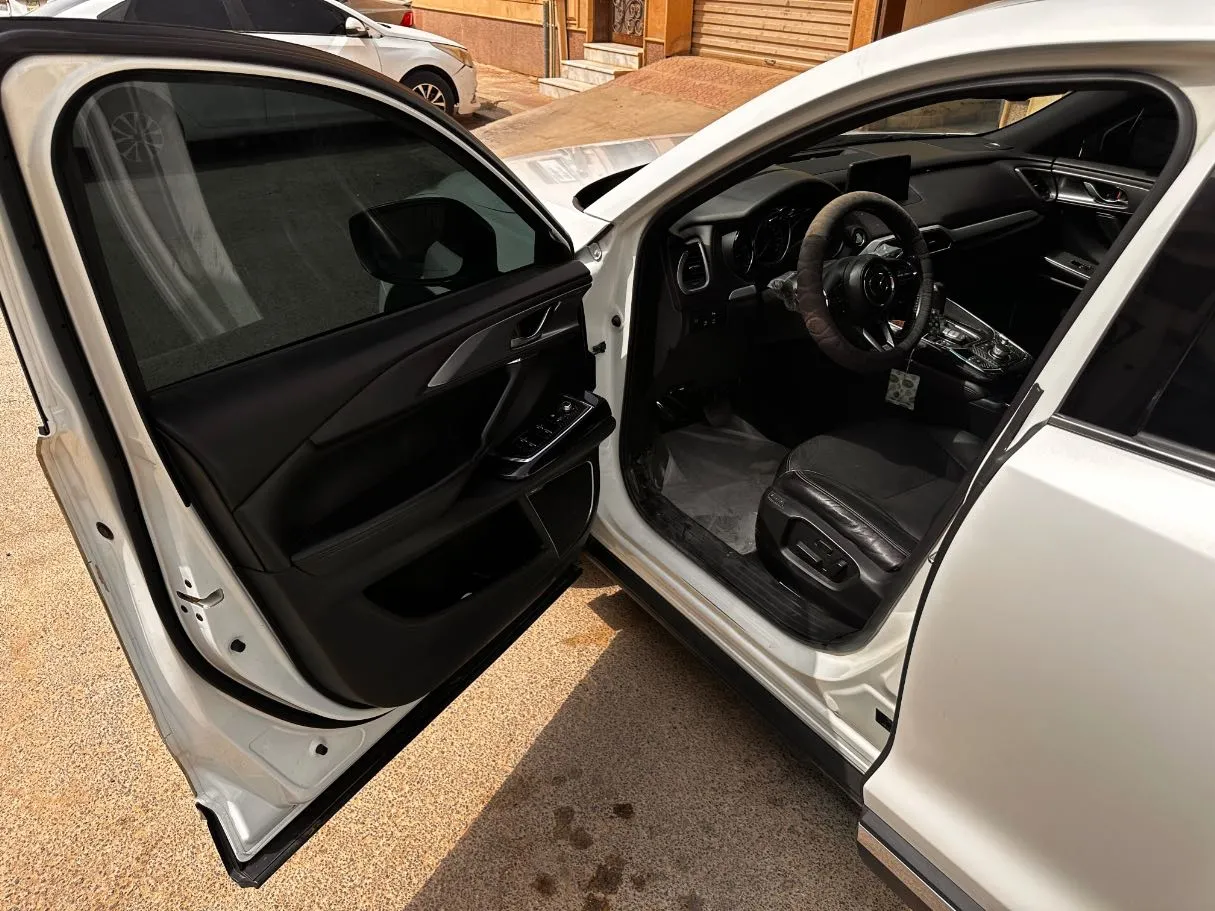 Car image 11