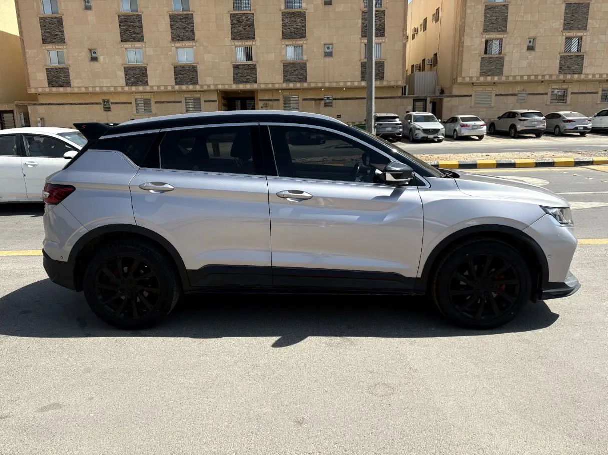 Car image 4