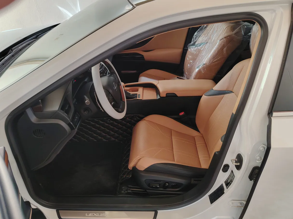 Car image 12