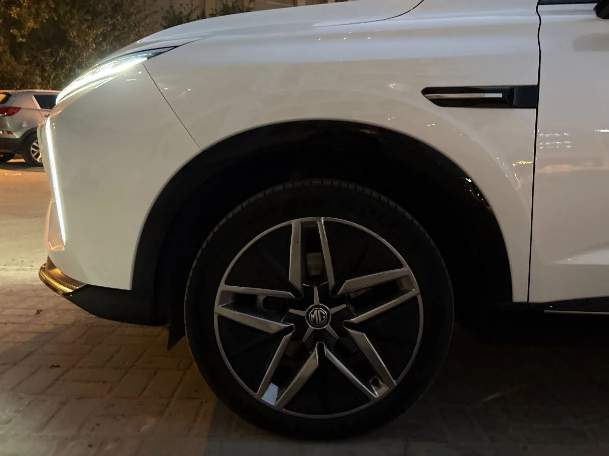 Car image 9