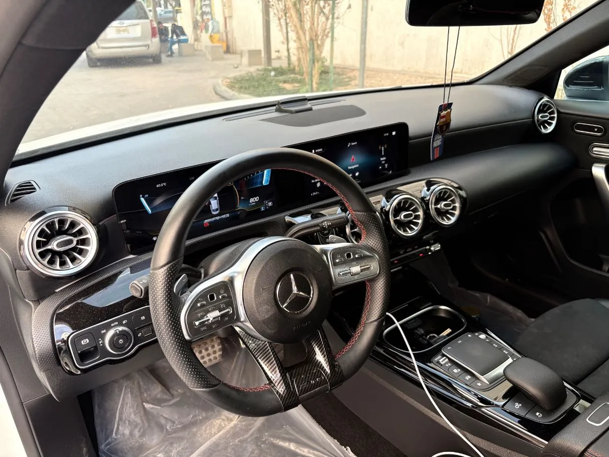 Car image 12