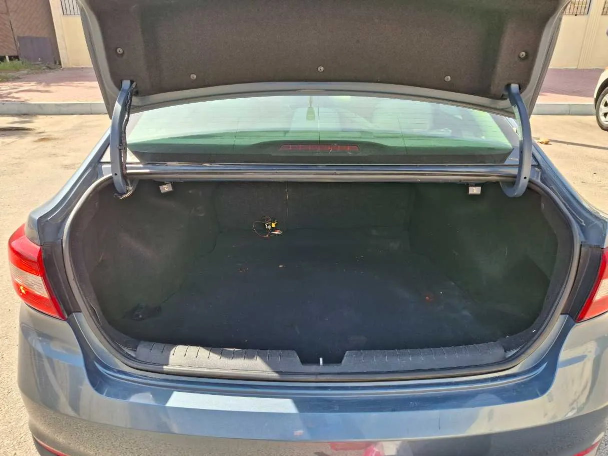 Car image 18