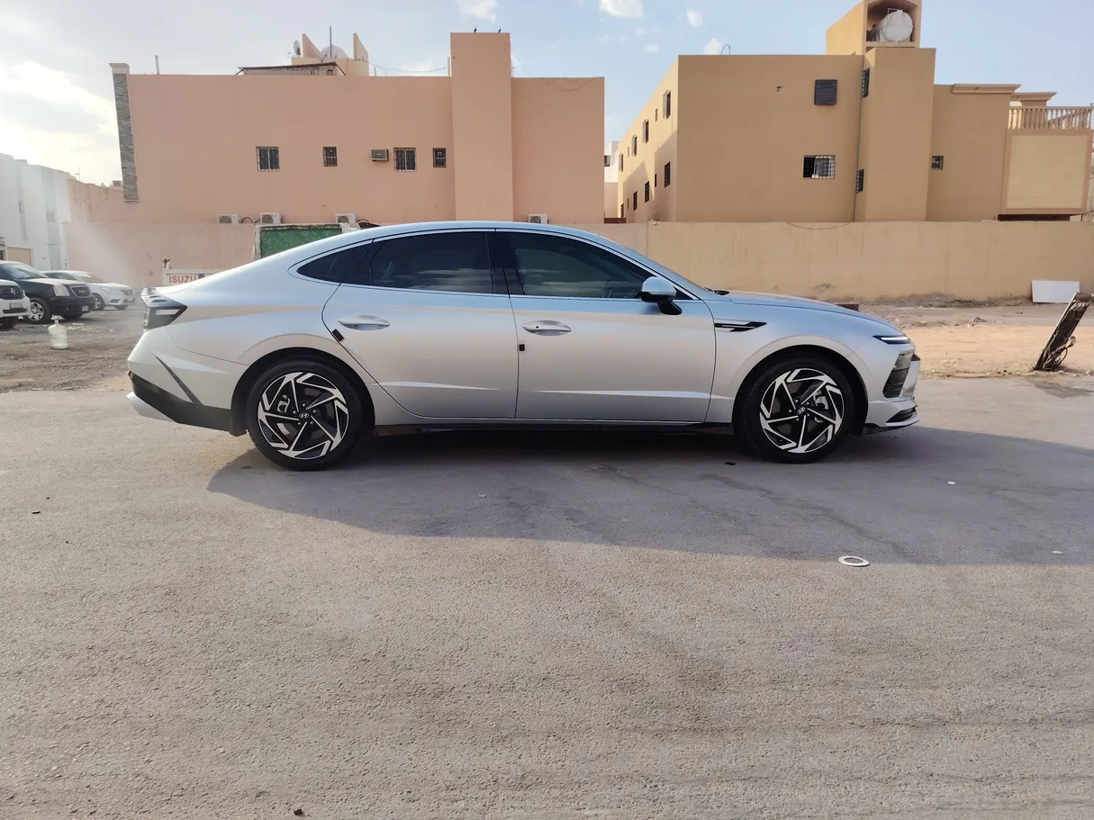 Car image 4