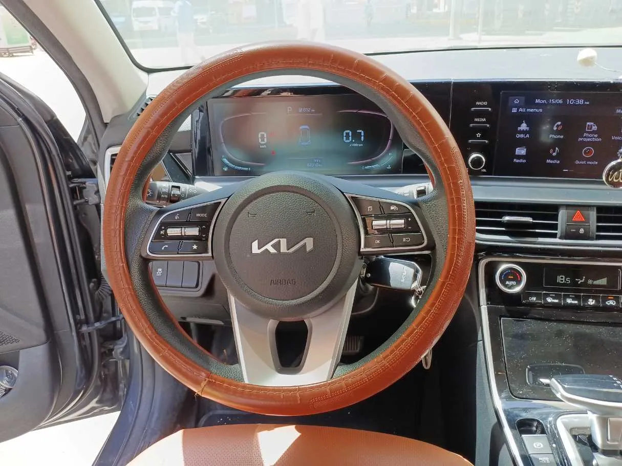 Car image 17