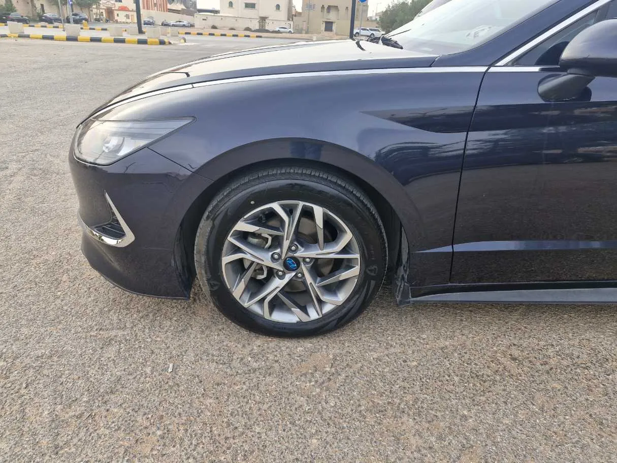 Car image 9