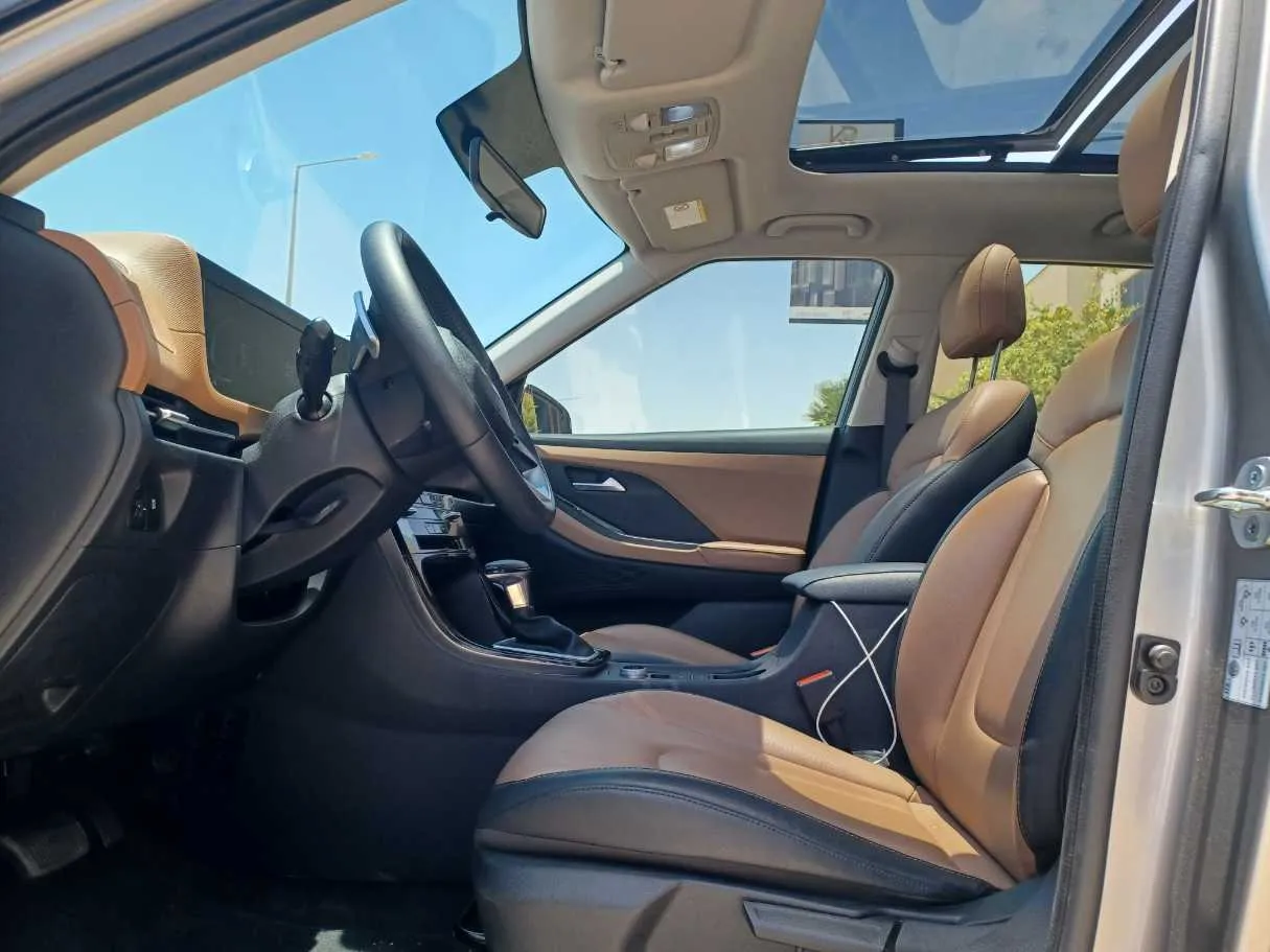 Car image 12