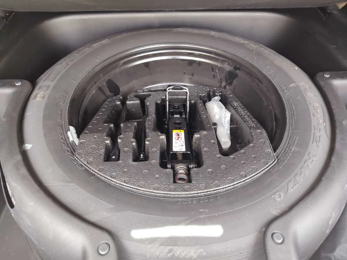 Car image 10