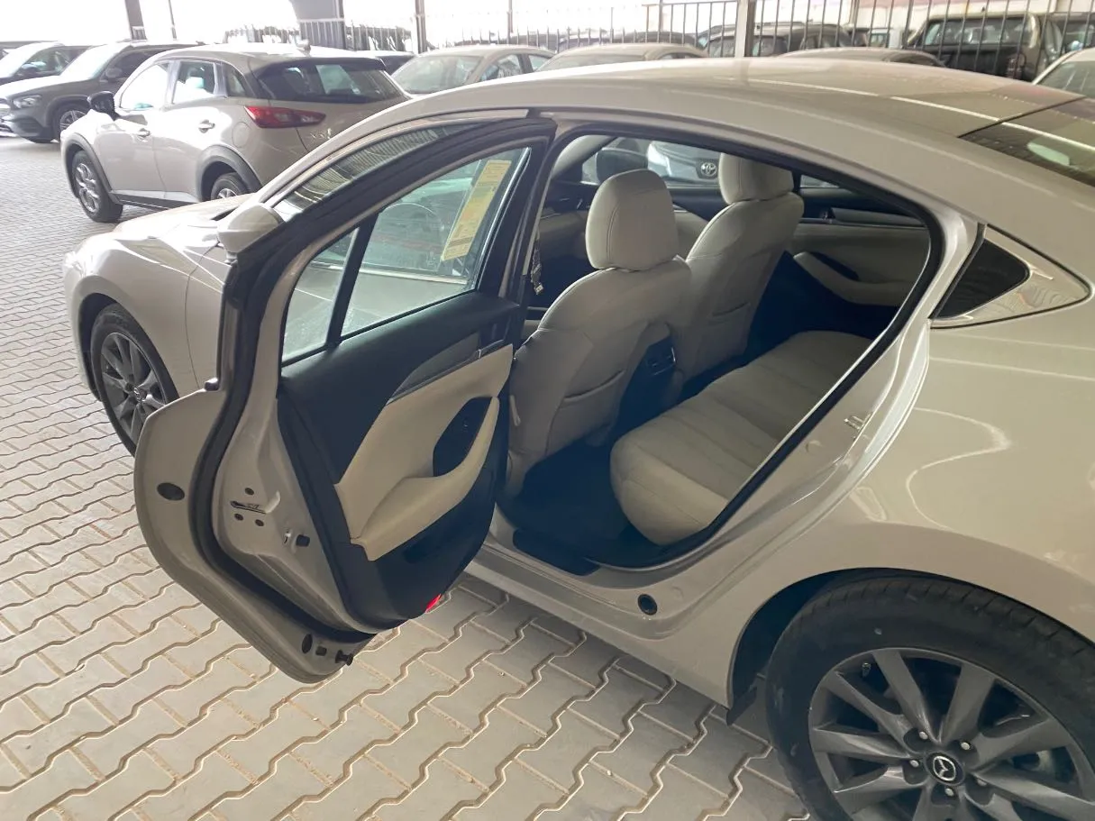 Car image 12