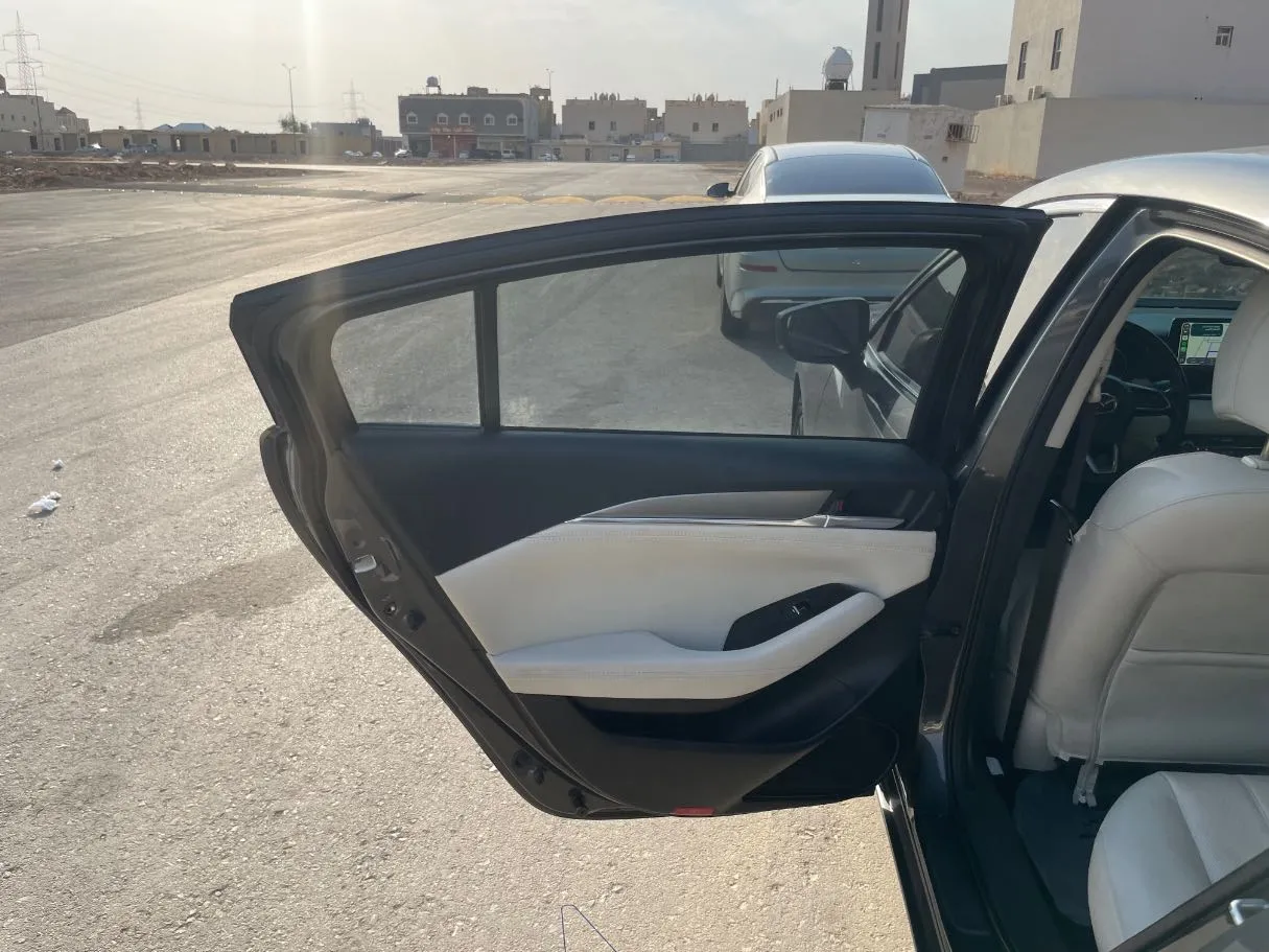 Car image 15