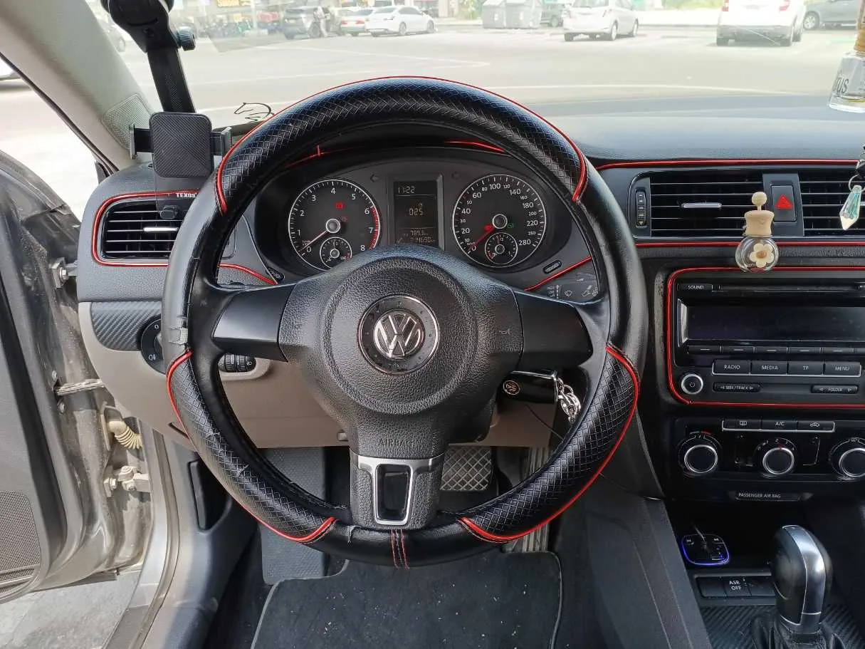 Car image 17