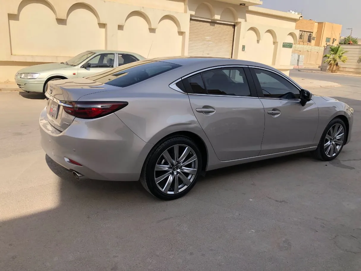 Car image 4