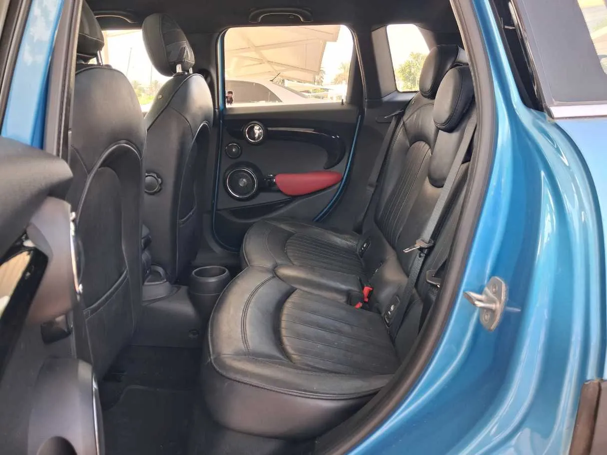 Car image 9