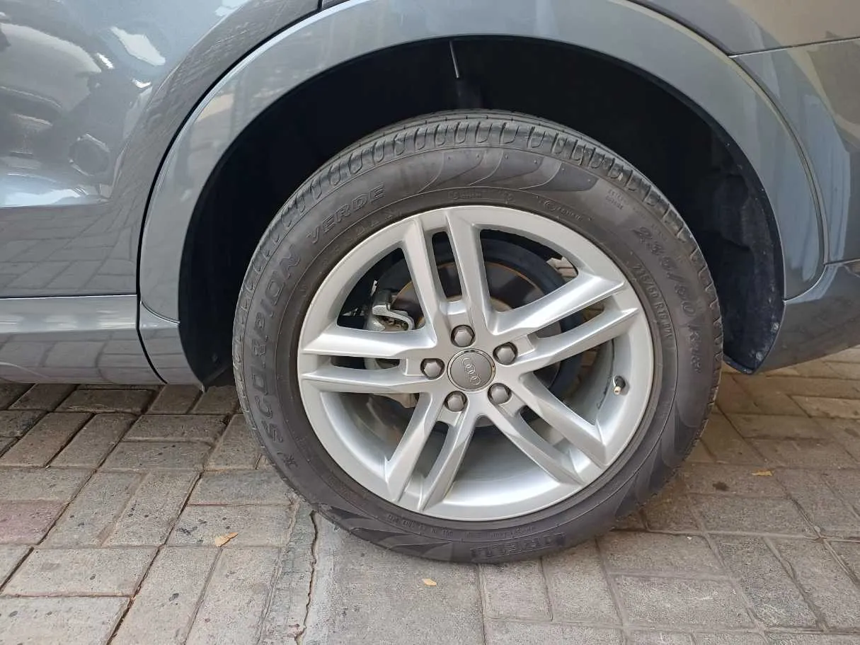 Car image 9