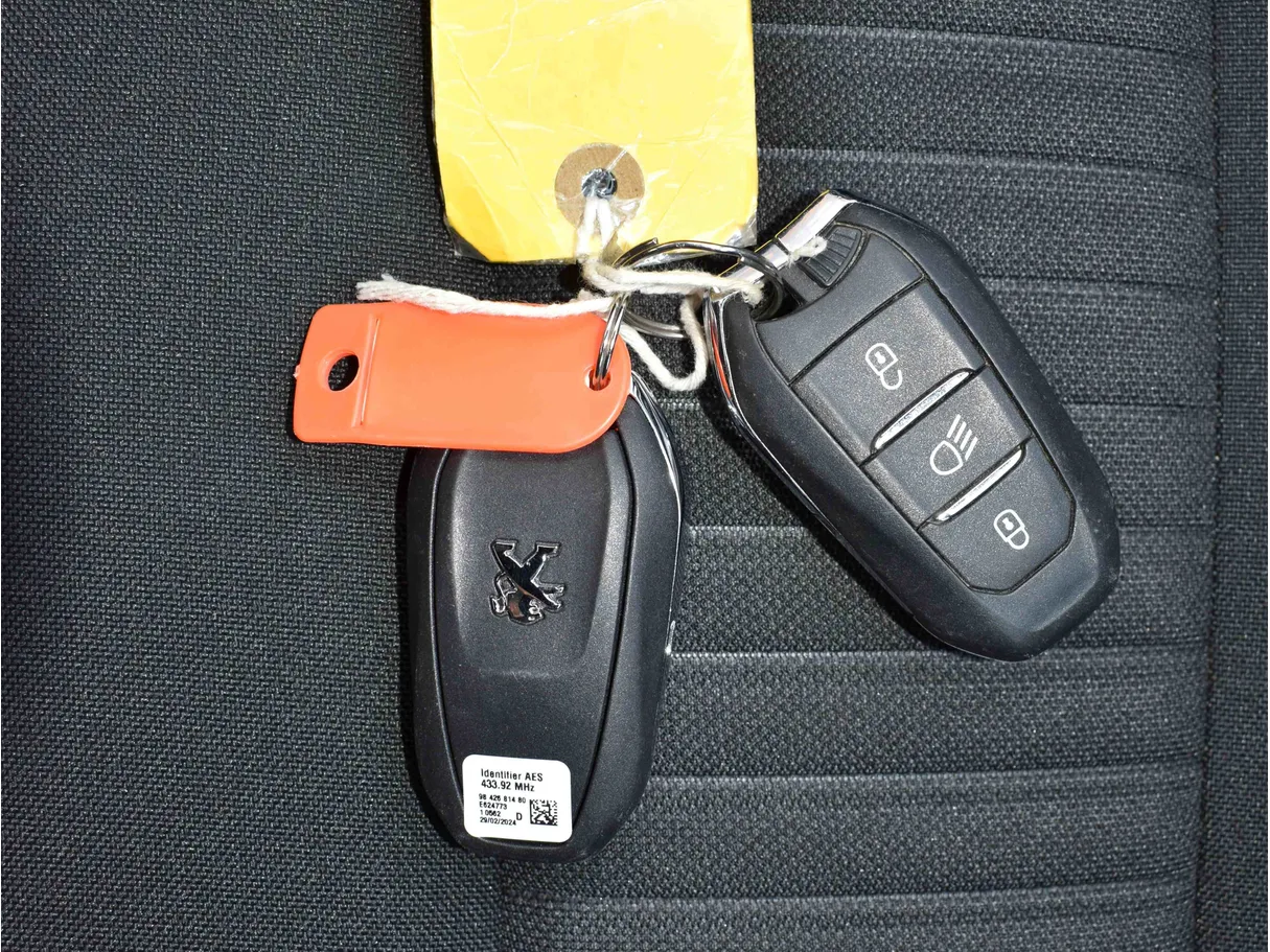 Car image 13