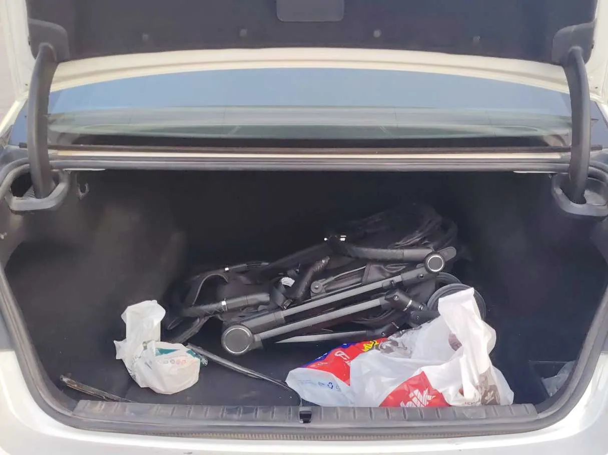 Car image 26