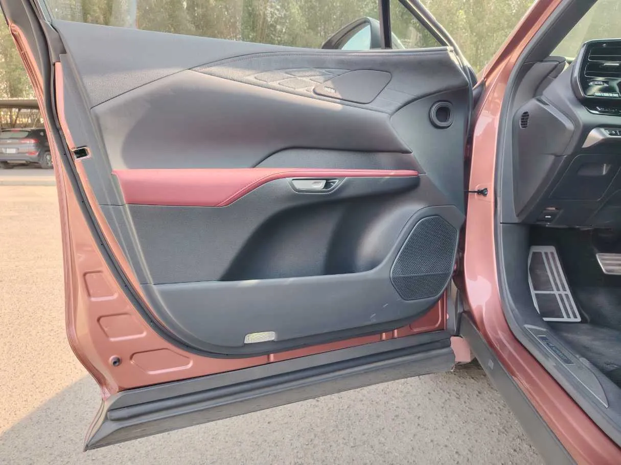 Car image 10