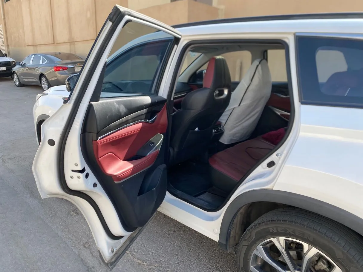 Car image 12