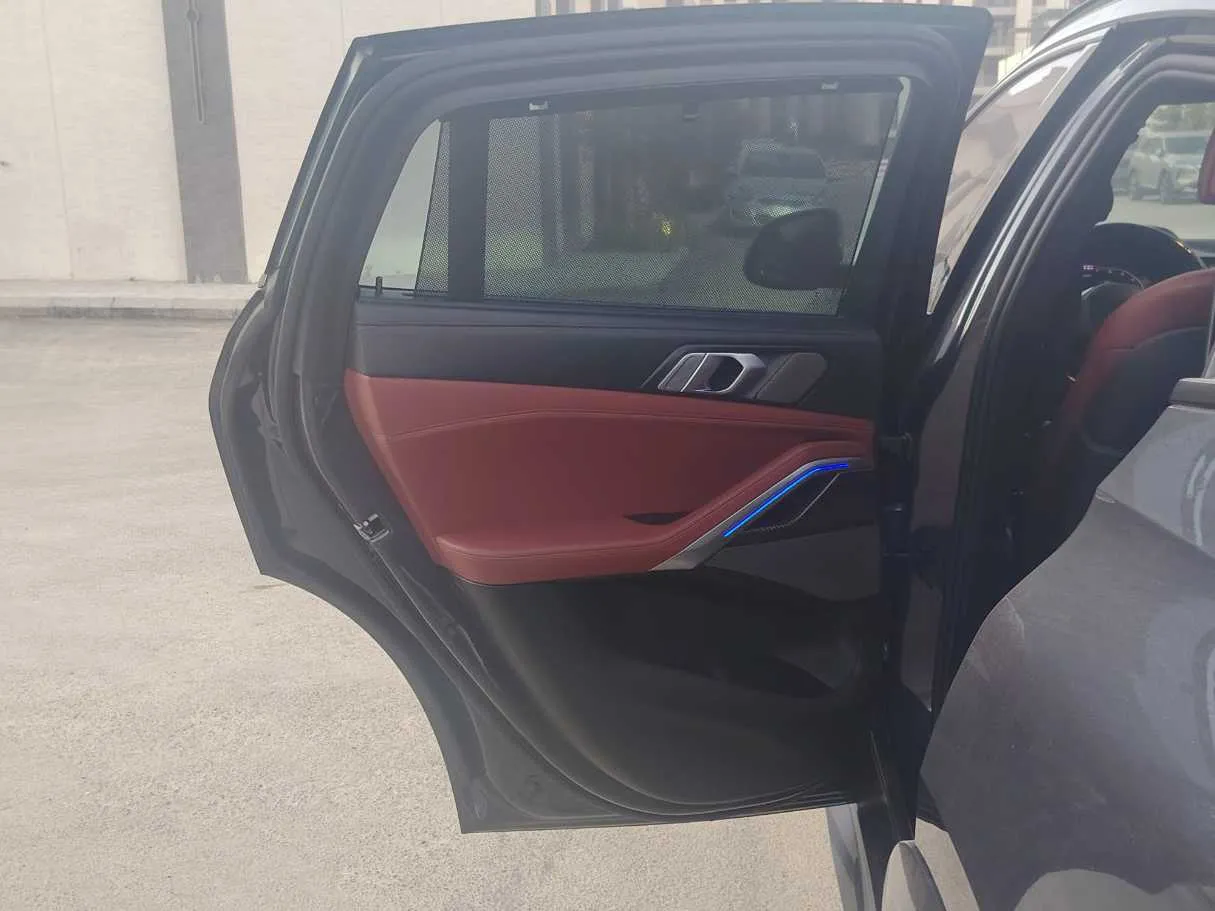 Car image 14