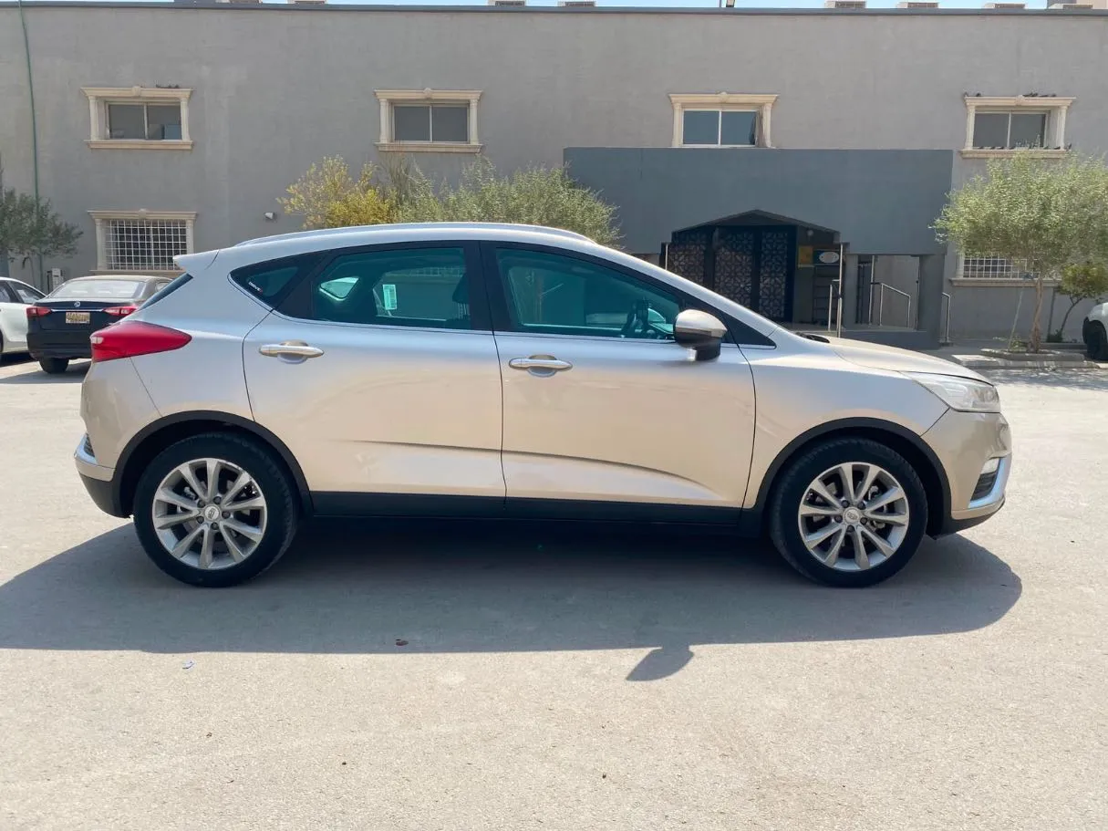 Car image 4