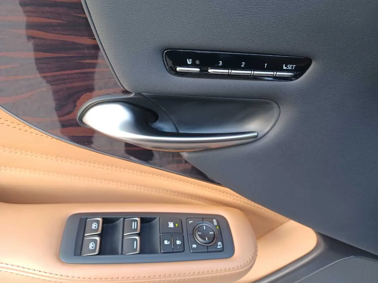 Car image 24