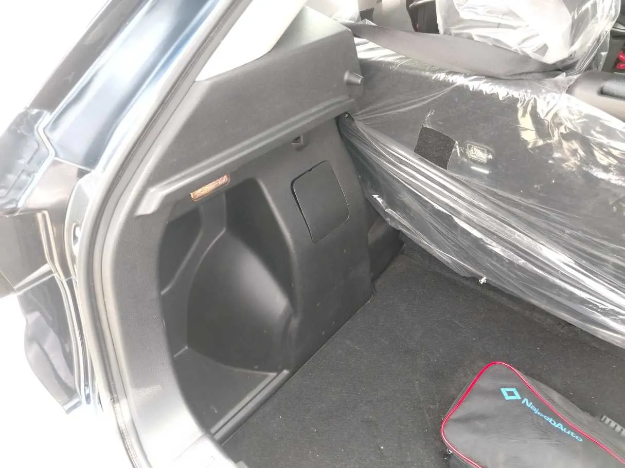 Car image 32