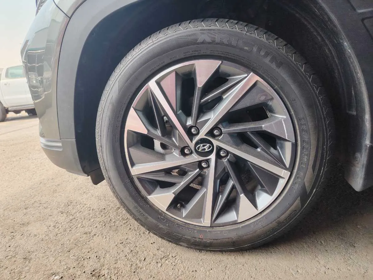 Car image 10