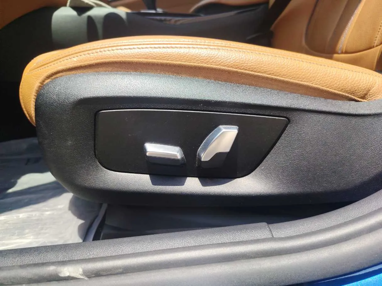 Car image 28