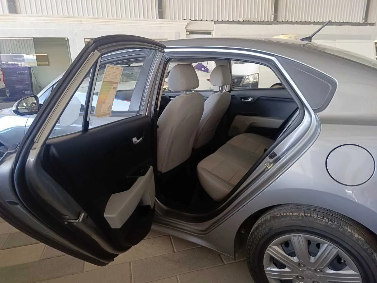 Car image 18