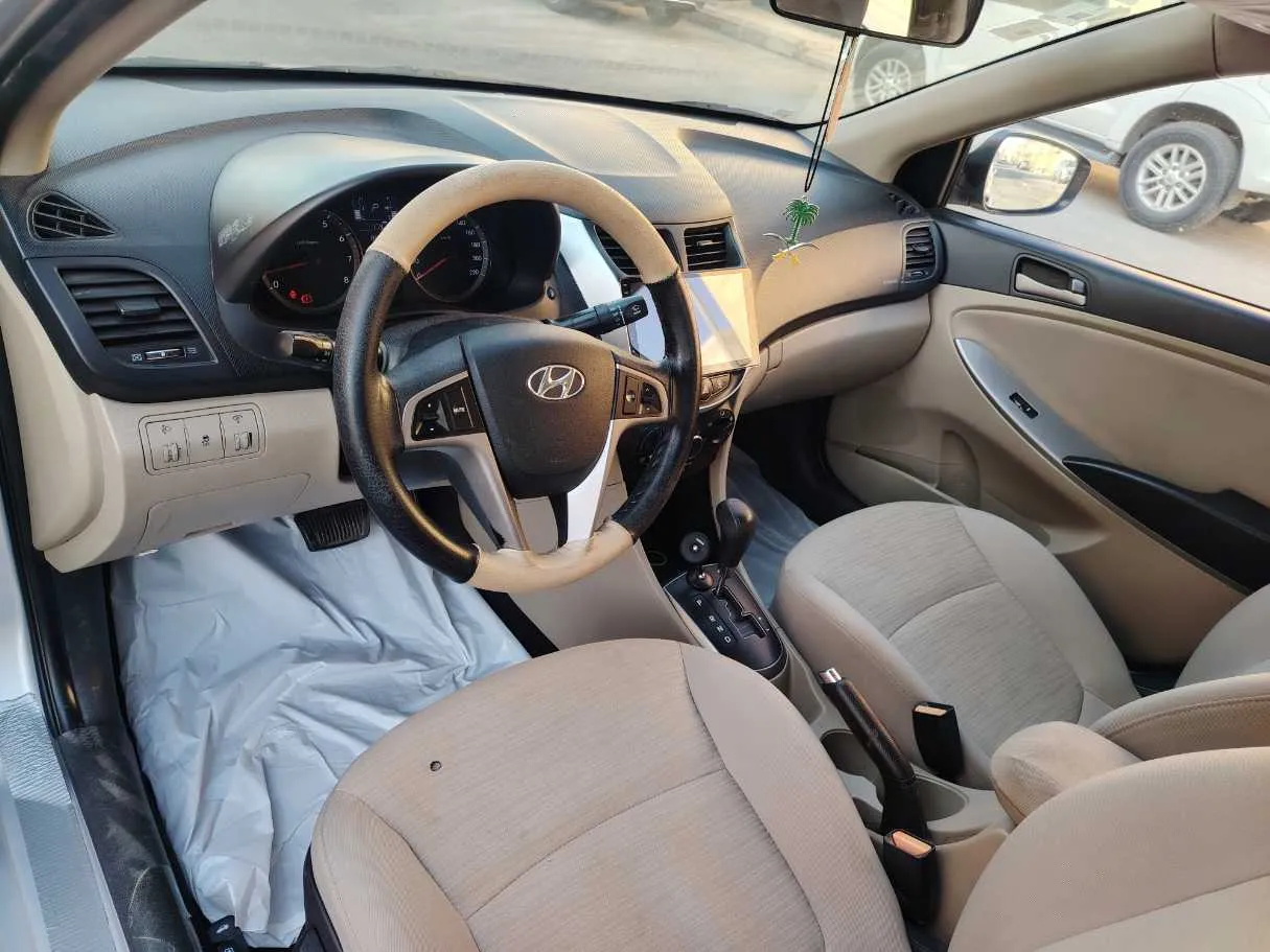 Car image 13