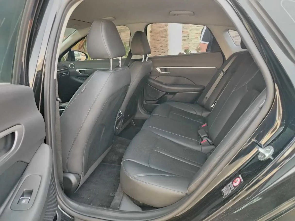 Car image 16