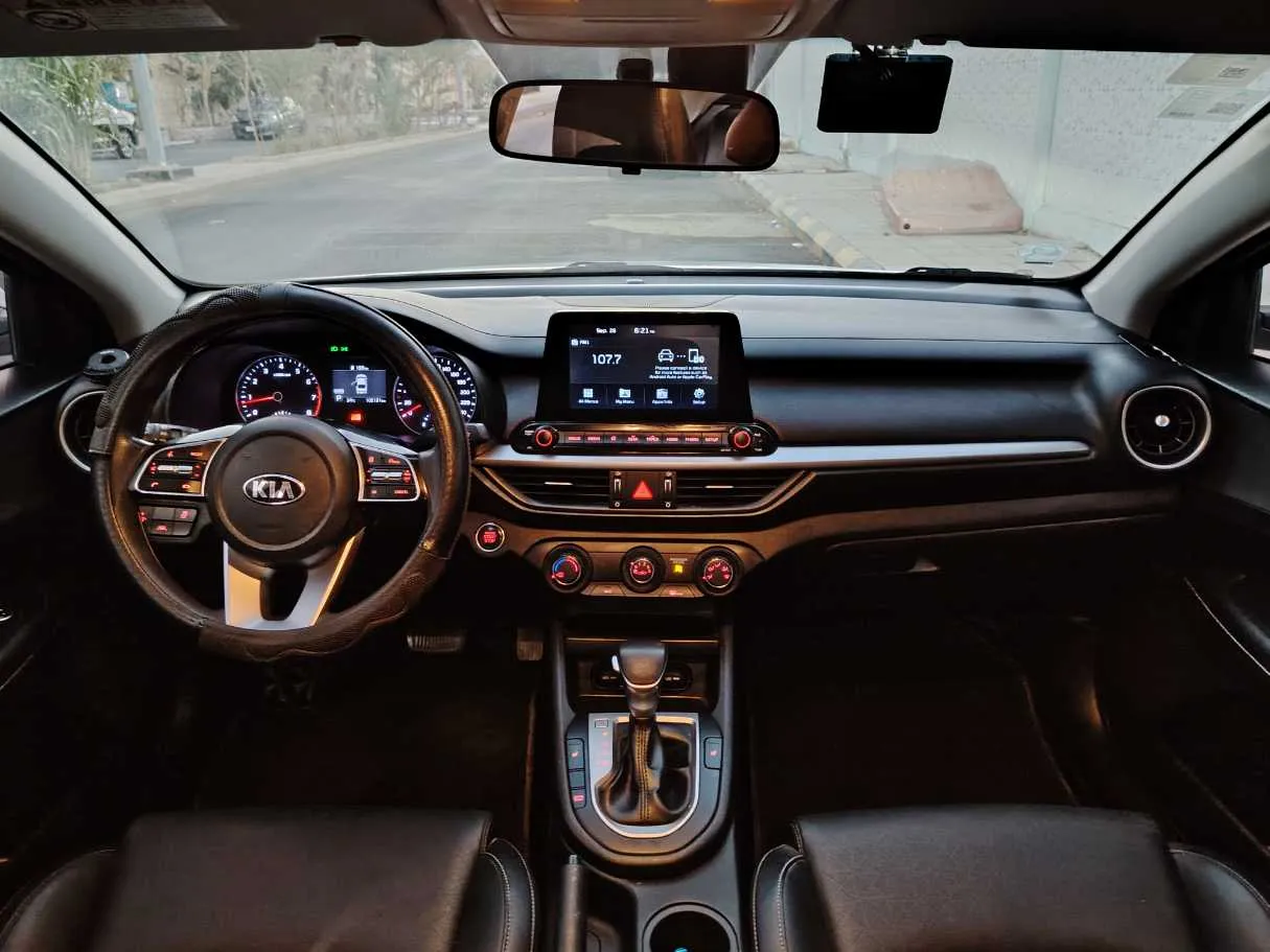 Car image 19