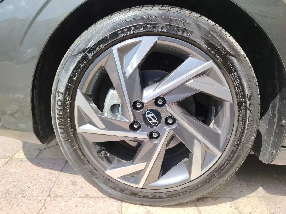 Car image 10