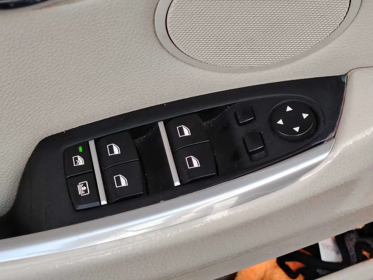 Car image 33