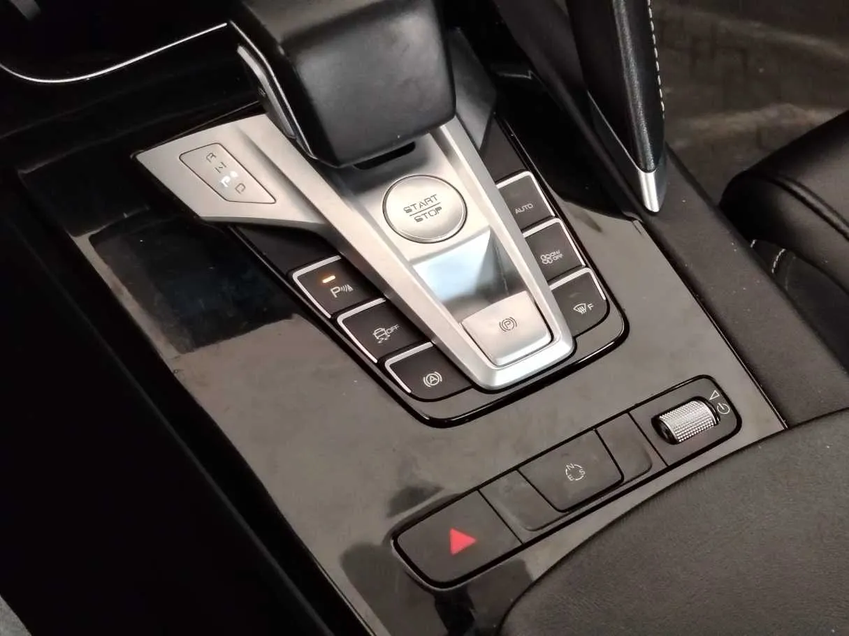 Car image 19