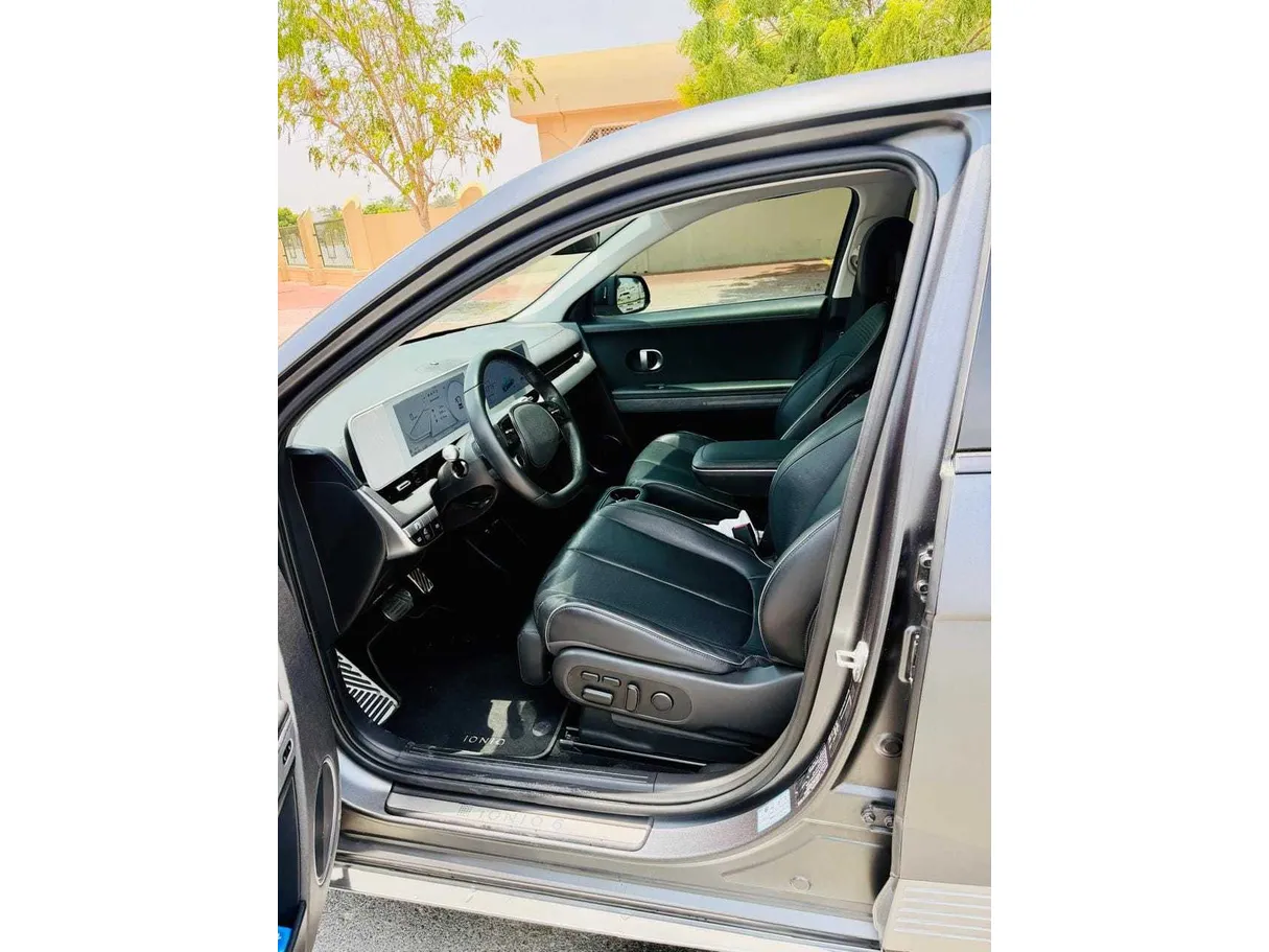 Car image 11