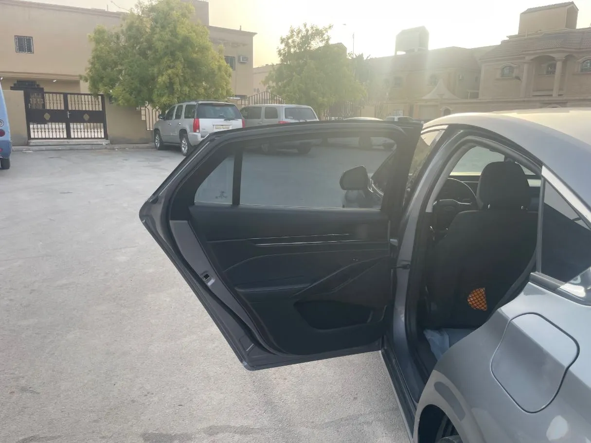 Car image 14