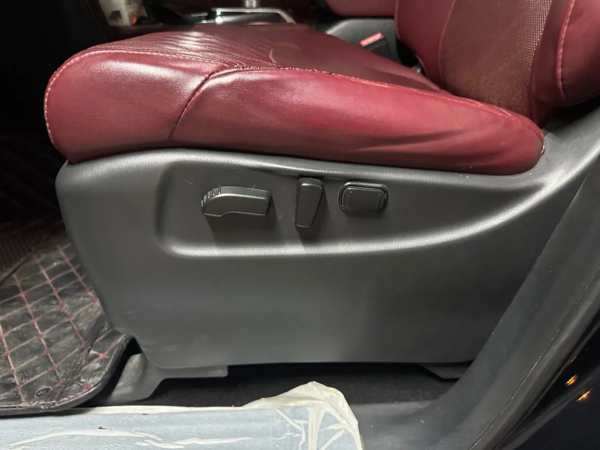 Car image 24