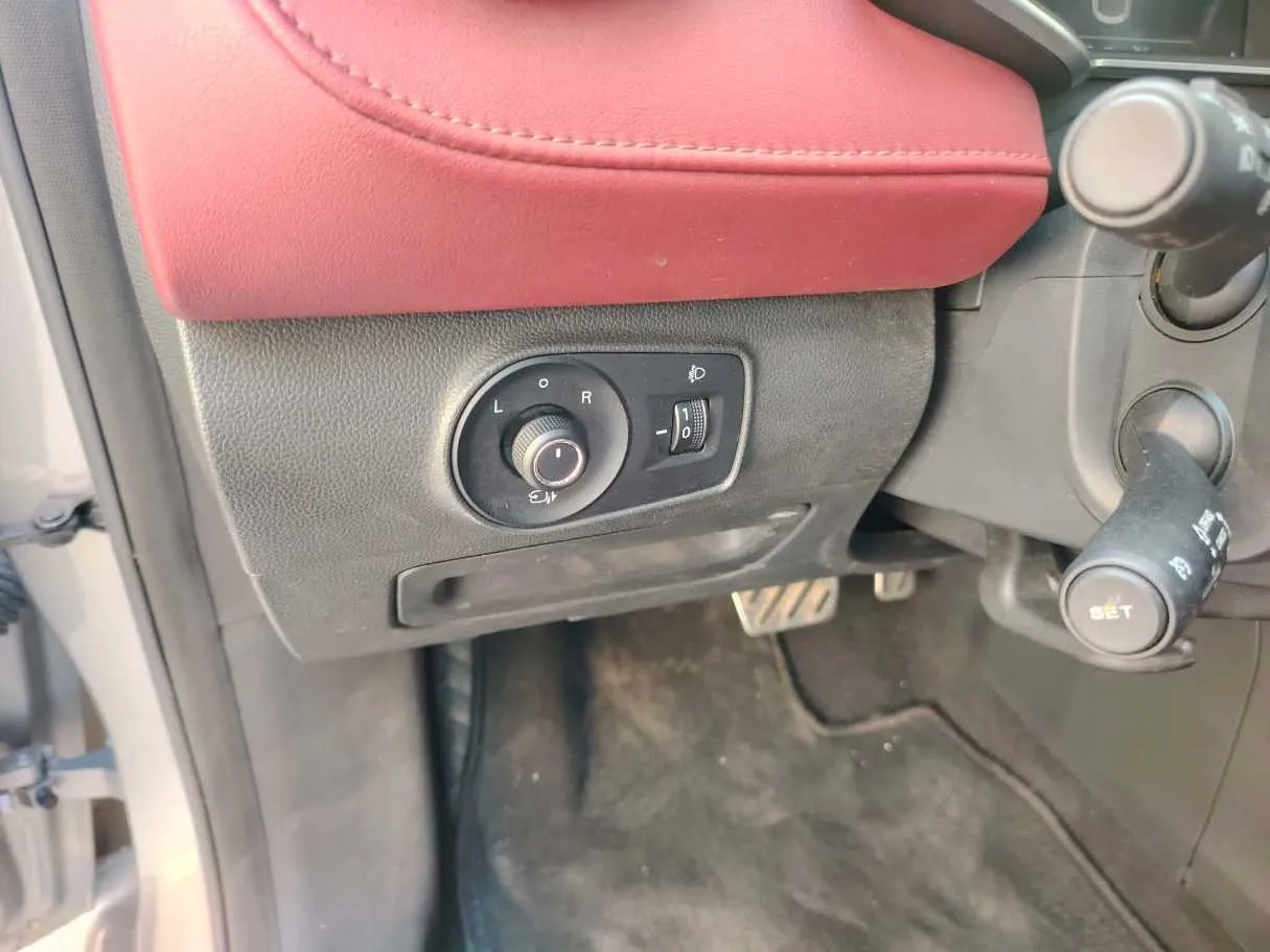 Car image 34
