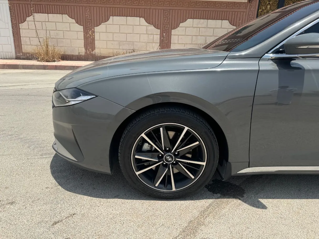 Car image 9