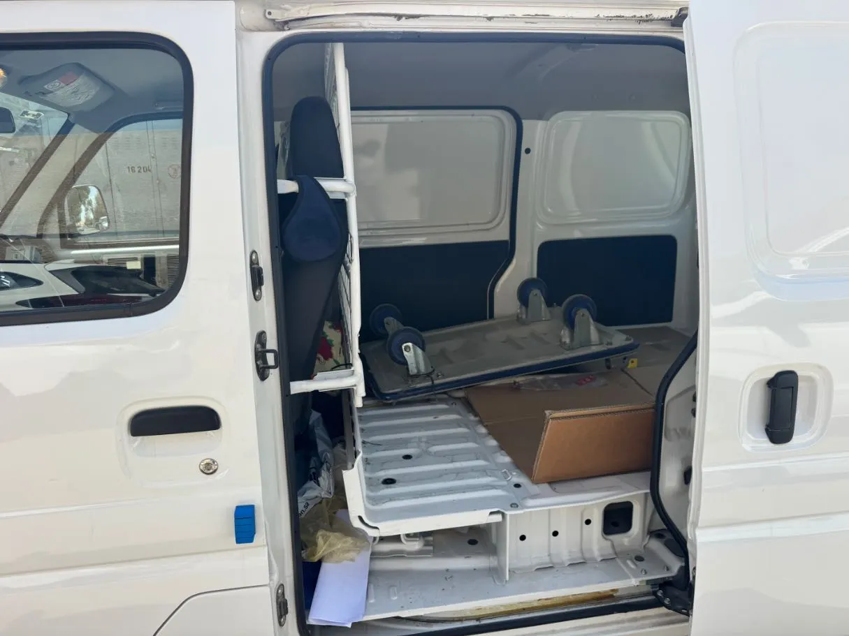 Car image 13
