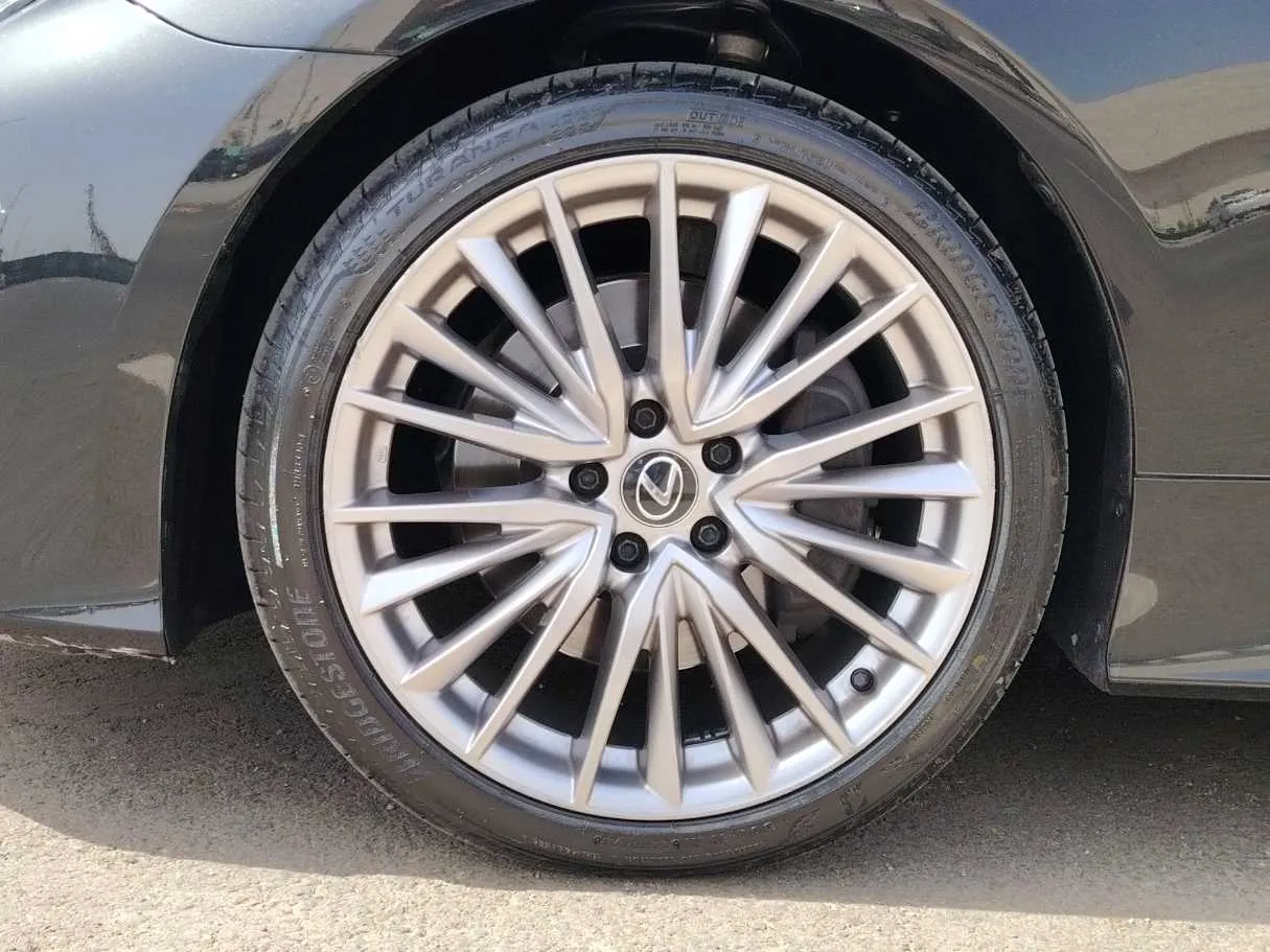Car image 11