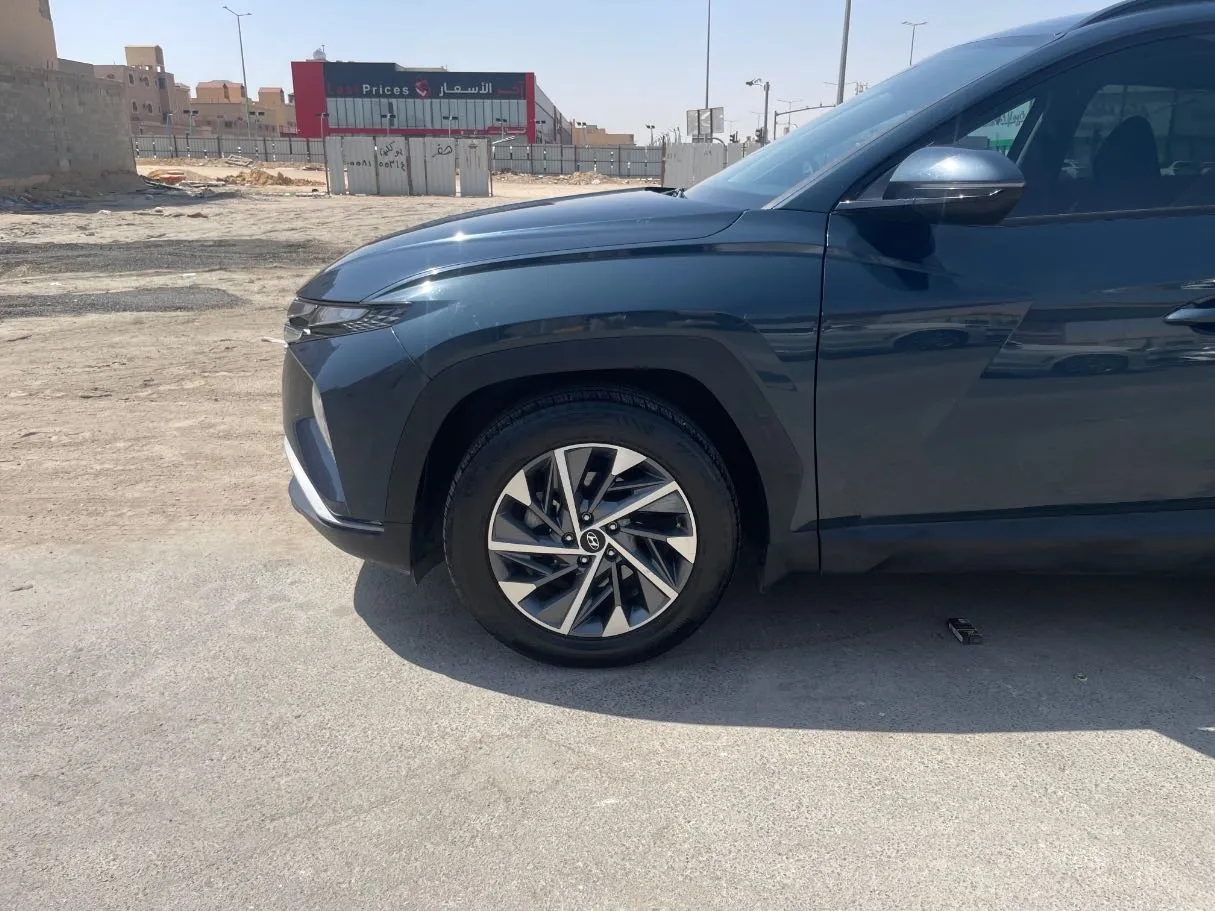 Car image 9