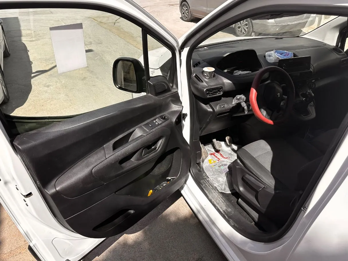 Car image 10