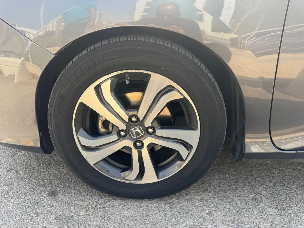 Car image 9