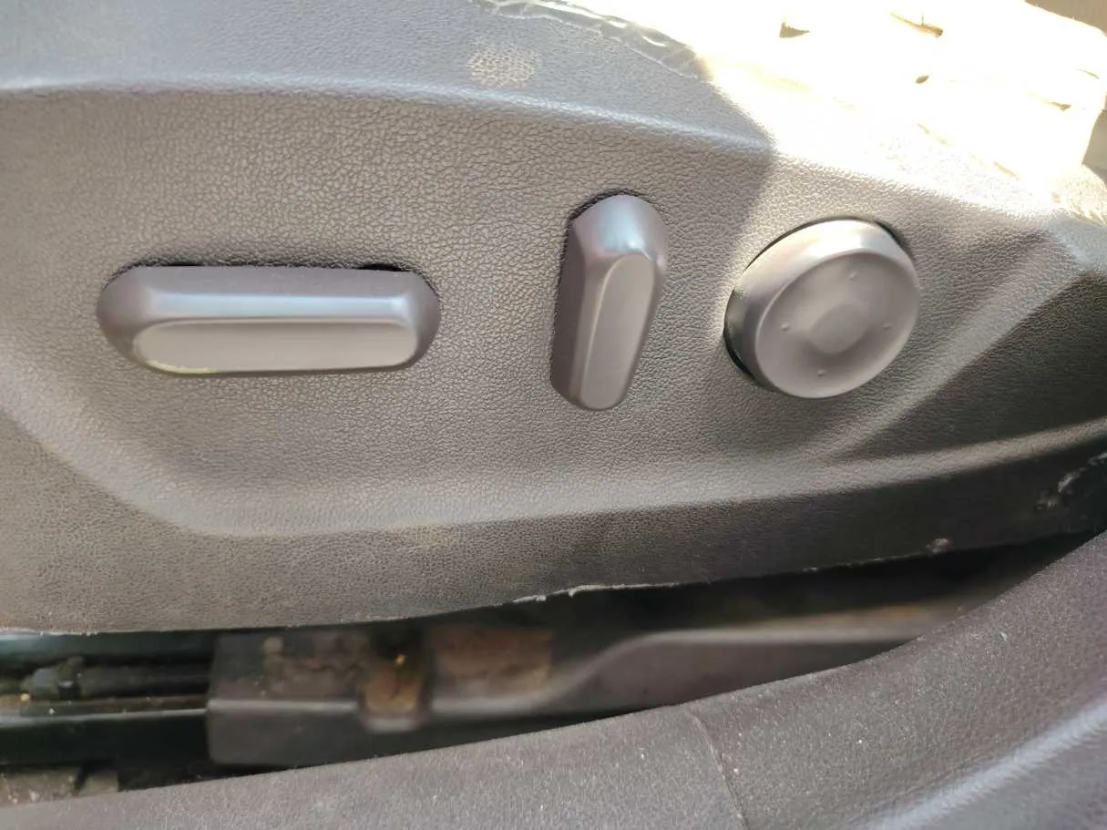Car image 27