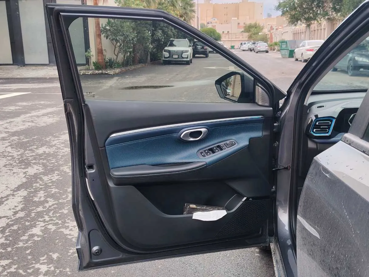 Car image 11