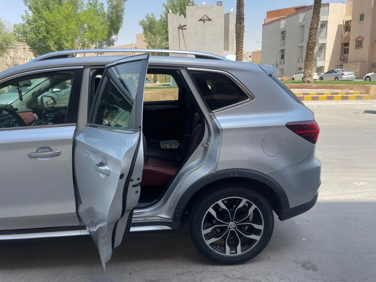 Car image 14
