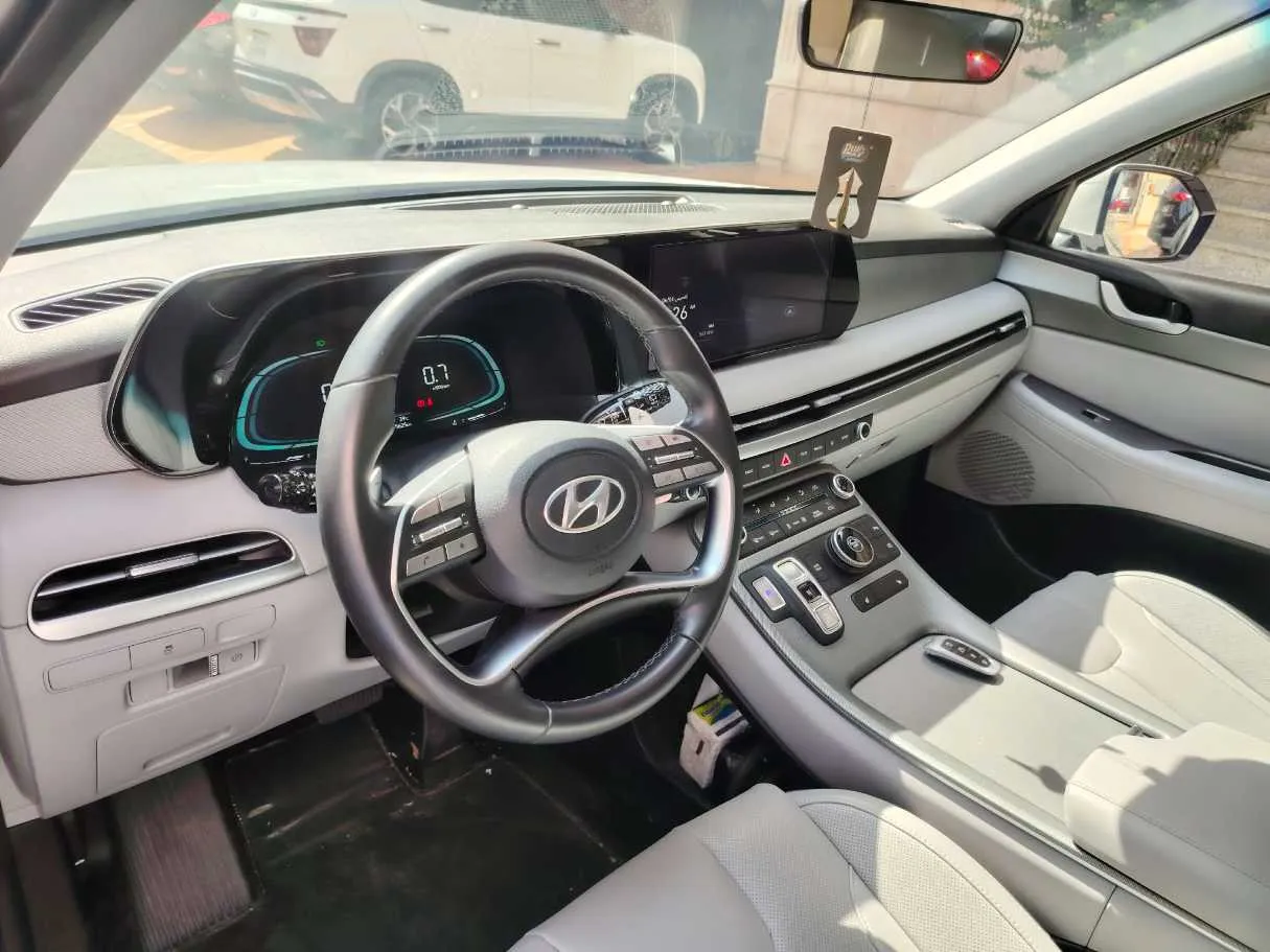 Car image 12