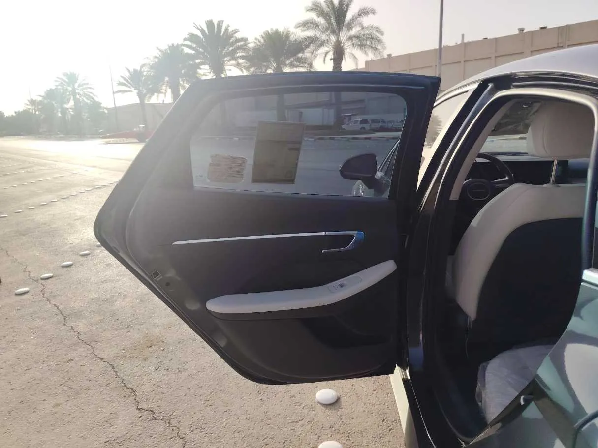 Car image 13
