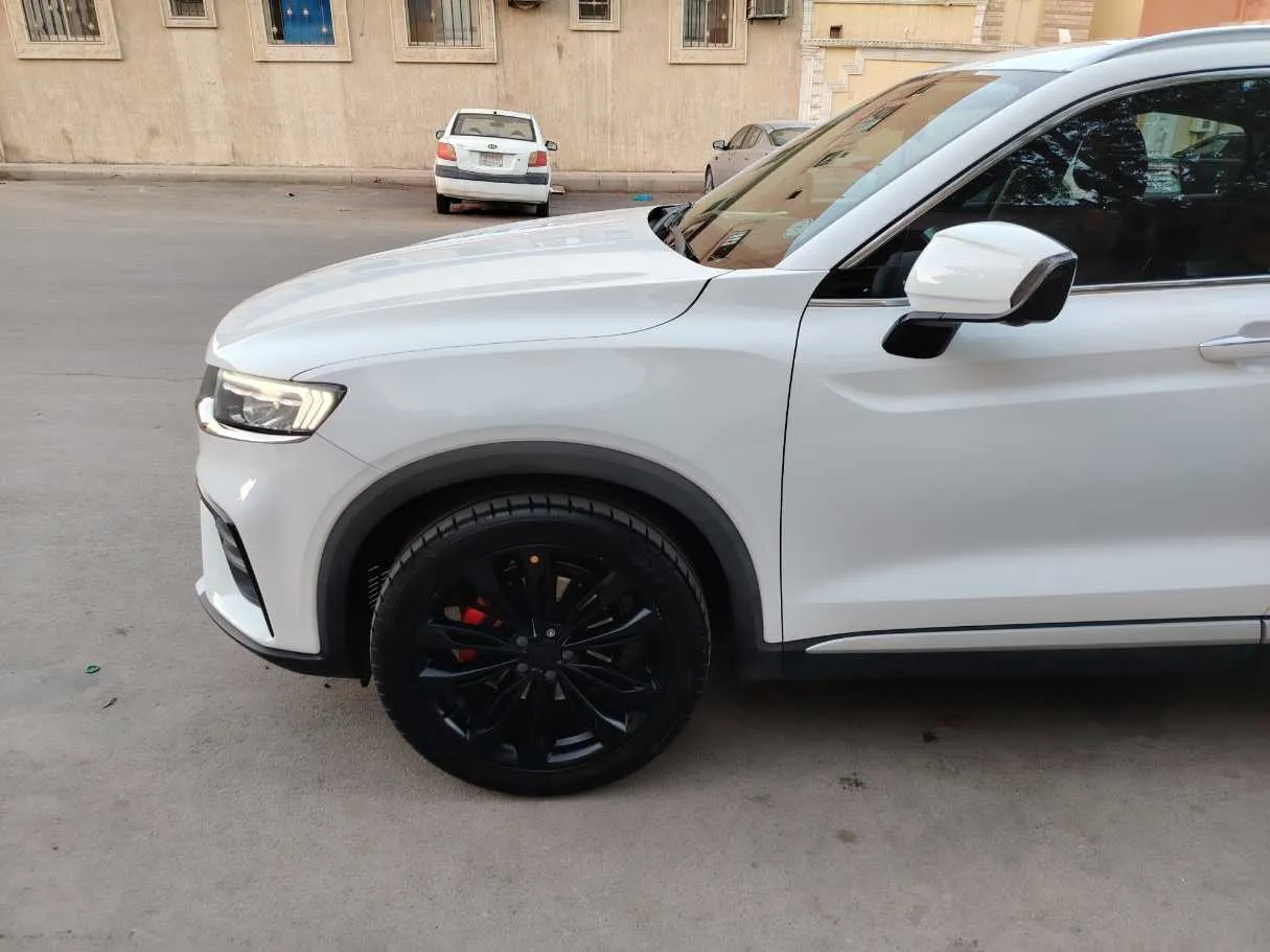 Car image 9